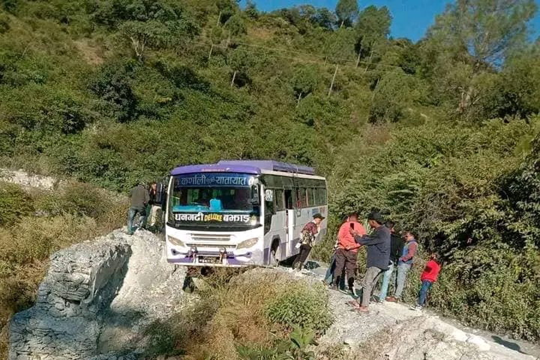 धनगढीबाट बझाङ जाँदै गरेको बस ठूलो दुर्घटनाबाट जोगियो